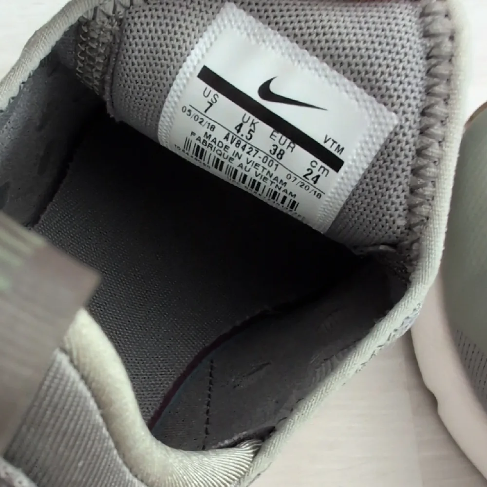 Nike Air 270 Gray Sneakers with Gold Accents - Picture 6 of 8